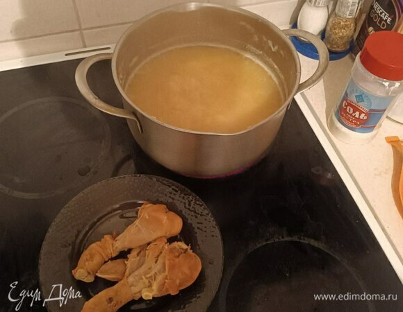 Из кастрюли вынимаем куриные ножки, а добавляем картофель и немного убавляем огонь.