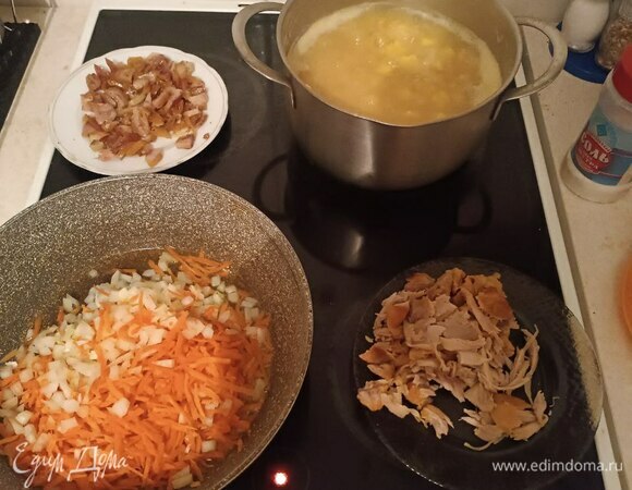 На сковороде нагреваем 2 столовые ложки растительного масла. Обжариваем лук с морковью около 5 минут, так что бы они зарумянились. Куриное мясо снимаем с костей и нарезаем. Обжарку, наши копчености (ноги и уши) и перец горошком добавляем в кастрюлю и продолжаем варить до готовности картофеля и гороха. Осталось примерно 7–10 минут на слабом огне.