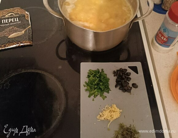 Следом в «бой» идут зелень, маслины и чеснок. Солим и перчим по вкусу.