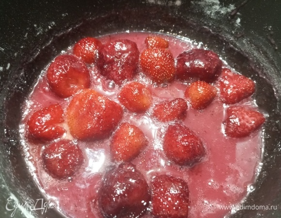 Ягоды разморозить, откинуть на сито. Дать стечь всей жидкости. Засыпать сахаром, поставить на огонь. Дать сахару раствориться. Всыпать крахмал. Прогреть до загустения.