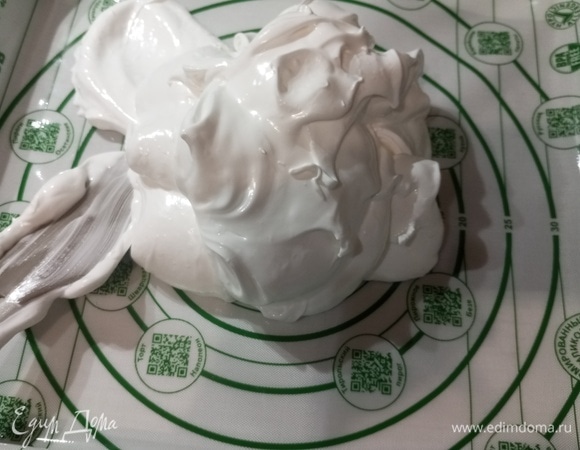 Белки взбить с сахаром. Добавить сок лимона и ванилин. Еще раз взбить. Выложить меренгу на силиконовый коврик для запекания.