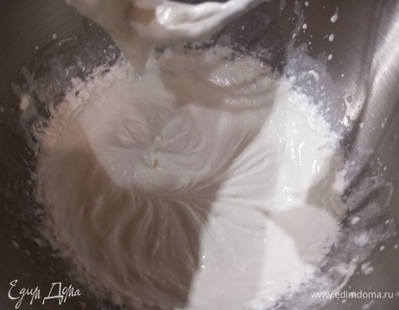 Сливки соединить с творожным сыром и сахаром. Взбить.