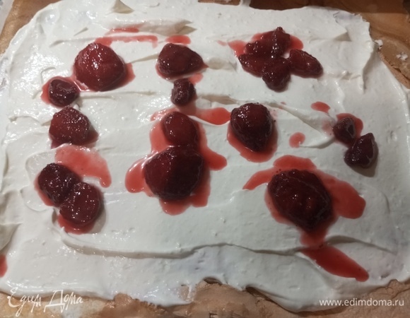 На поверхность меренги выложить крем и ягоды.