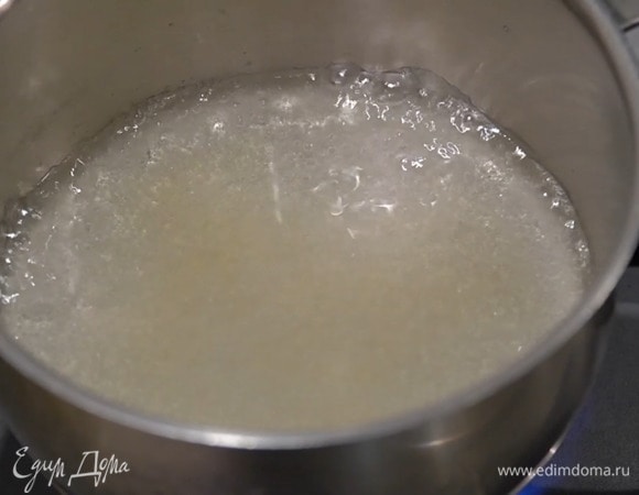 Приготовить крем: в кастрюлю влить 50 мл воды, всыпать сахар и сварить сироп.