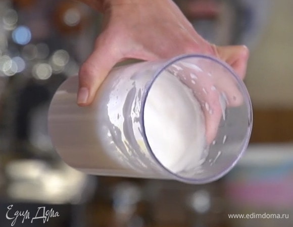 Охлажденные белки взбить блендером с насадкой-венчиком в пышную массу, влить лимонный сок и взбить еще немного.