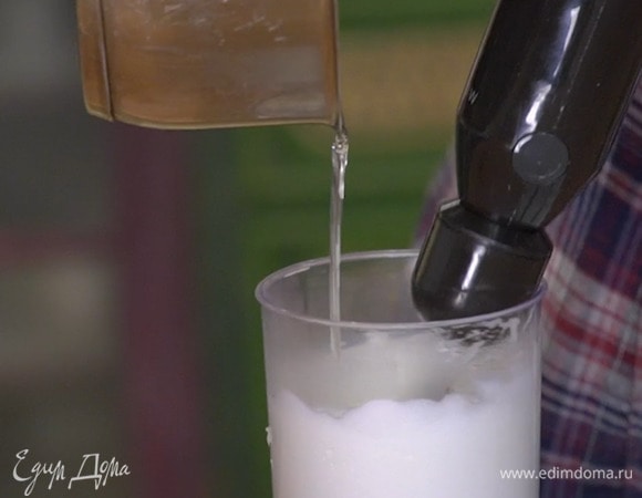Когда сироп достигнет температуры 118°С, снять его с огня и тонкой струйкой влить в белки, непрерывно взбивая блендером.