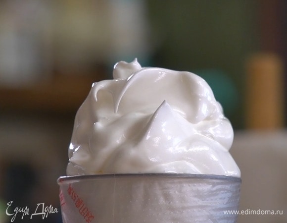 Белковую массу выложить в кондитерский мешок с насадкой и наполнить выпеченные трубочки.