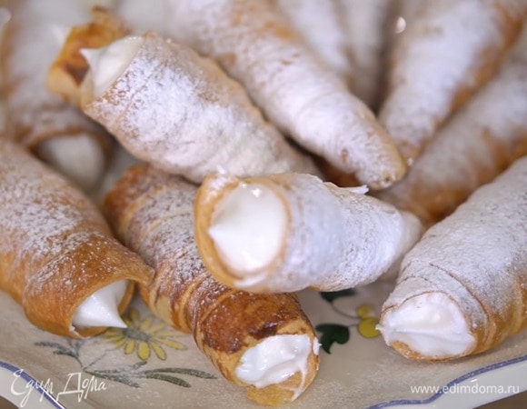 Готовые трубочки  посыпать сахарной пудрой.