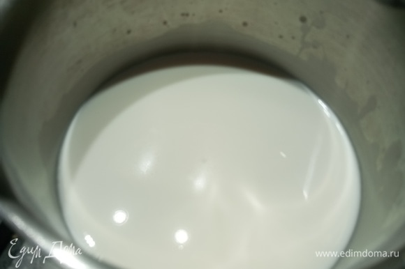 Молоко довести до кипения. Добавить соль и сахар.