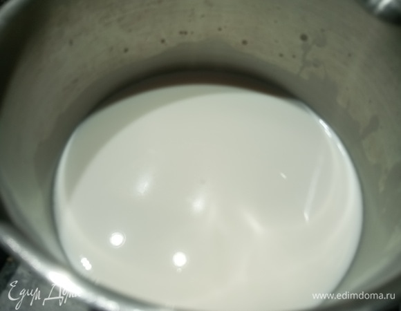 Молоко довести до кипения. Добавить соль и сахар.