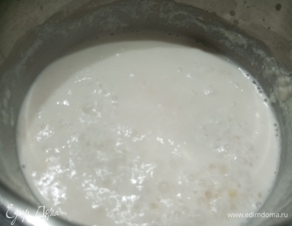 Всыпать хорошо промытый булгур. Варить, помешивая, под крышкой на тихом огне 15 минут.