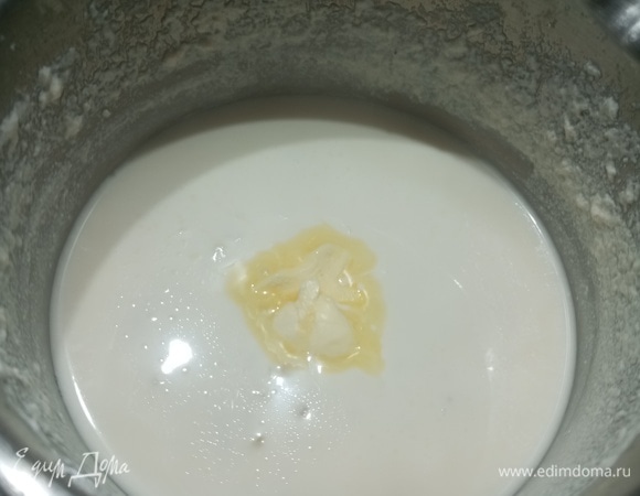 Добавить сливочное масло, выключить огонь. Дать каше настояться 10–15 минут.