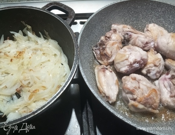 Курицу разделить на порционные куски, обжарить до золотистого цвета. Параллельно на другой сковороде обжарить лук.