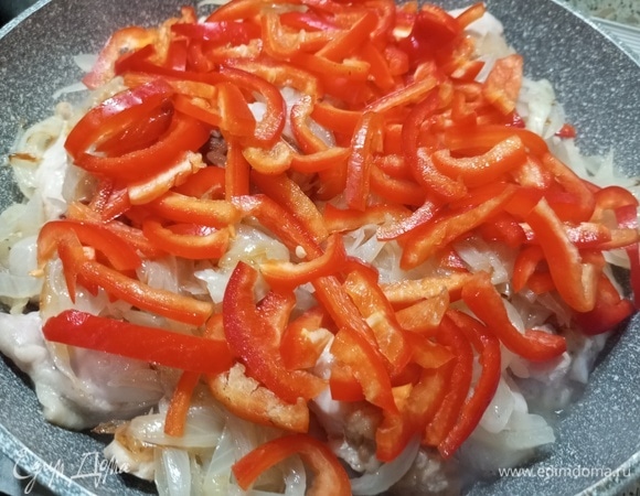 Добавить нарезанный перец.