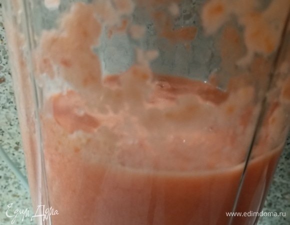 Помидоры перемолоть вместе с чесноком.