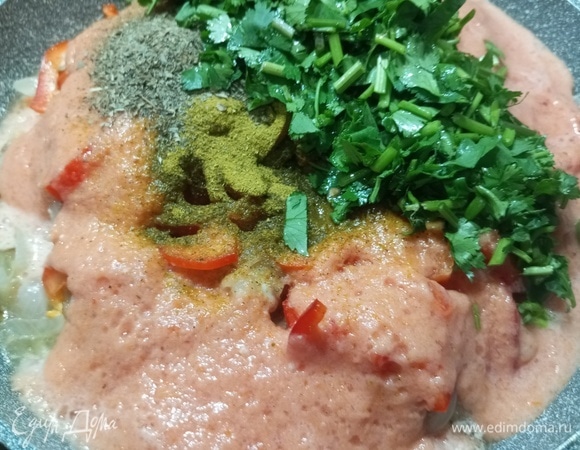 Залить смесь в сковороду. Добавить базилик, хмели-сунели, кинзу и соль.