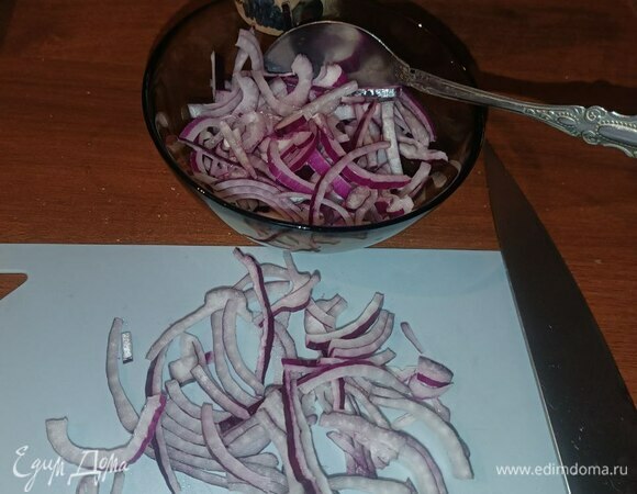 Лук нарезаем полукольцами и пополам. Выкладываем в глубокую тарелку и заливаем винным уксусом. Перемешиваем и отставляем в сторону. Пусть подождет:)