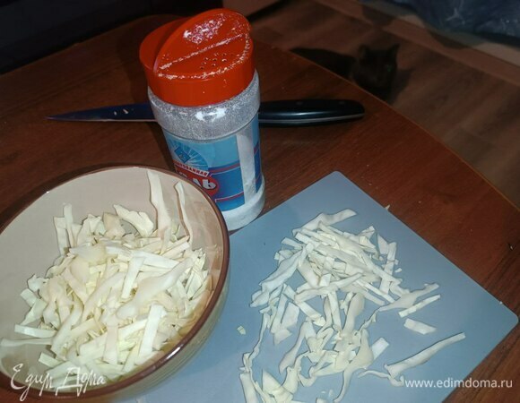 Капусту мелко шинкуем, выкладываем в миску, солим, перемешиваем (лучше руками) и убираем в сторону лука.