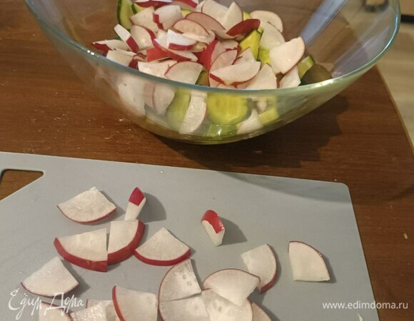 Редиску режем тоже на кружки, но толщиной потоньше огурца. Затем из кружков делаем четвертинки. Сделали — в салатницу!