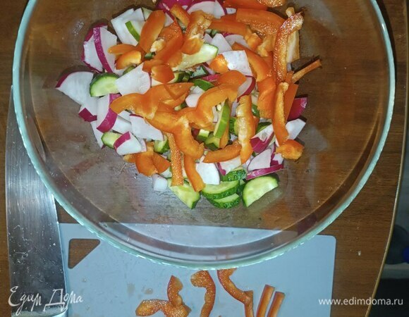 Перец. С ним все просто: нарезаем соломкой толщиной огурца и небольшой длинной (как лук). И .... — в салатницу! А вы знаете, почему болгарский перец носит такое название? Его в Россию привезли из Болгарии. Возможно, Филипп Киркоров:)