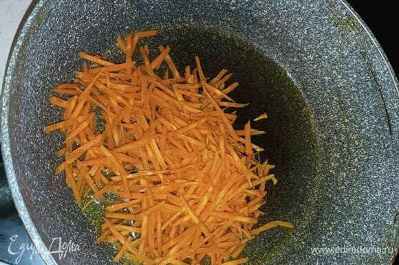 Морковку трем на терке для корейской моркови (можно использовать уже готовую корейскую морковь). Обжариваем на сковородке с ложкой оливкового масла около 2 минут. Обжарили — в салатницу!