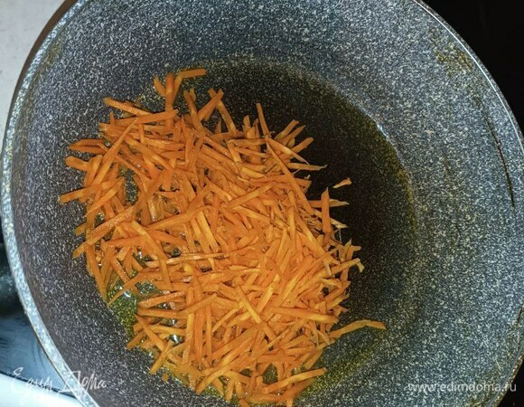 Морковку трем на терке для корейской моркови (можно использовать уже готовую корейскую морковь). Обжариваем на сковородке с ложкой оливкового масла около 2 минут. Обжарили — в салатницу!