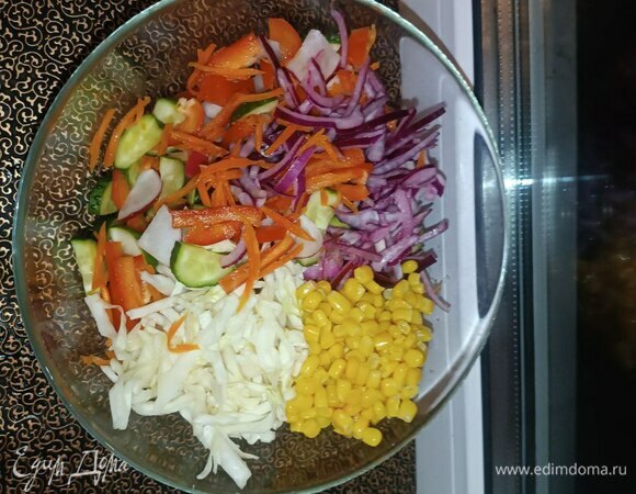 Возвращаемся к овощам, которые в стороне. Лук несильно отжимаем от уксуса и кладем в салатницу. Капусту хорошо отжимаем от сока и — в салатницу! Кукурузу туда же.