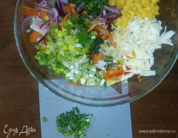 Нарезаем зелень. Укром мельчим хорошенько. Петрушку нарежем на мелкие кубики (или полоски, кому как хочется). Зеленый лук режем кружками. Чеснок (хоть и не зелень) натрем на мелкой терке (или нарезать мелким кубиком). Нарезали — в салатницу!