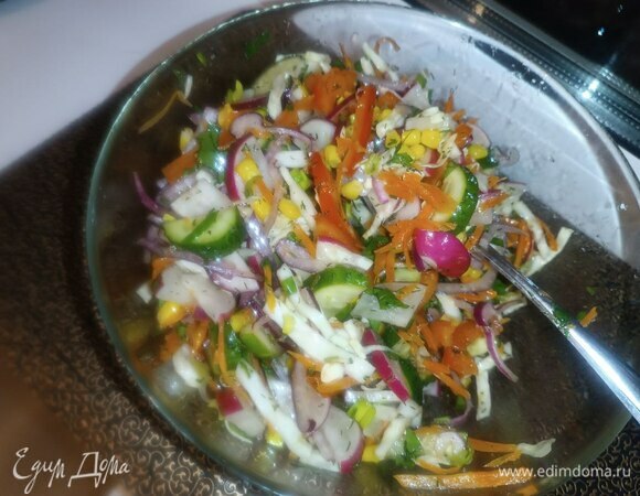 Солим по вкусу. Добавляем специи любимые. У меня базилик, молотый перец, паприка. Заливаем тремя ложками оливкового масла. Перемешиваем и зовем всех к столу. Приятного аппетита!