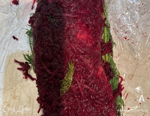 Рыбу промыть, просушить бумажным полотенцем. Я оставляю ее на шкуре. Смешиваем соль с сахаром и натираем рыбку с трех сторон. Сверху смазываем рыбу хреном и закрываем тертой свеклой. Ее можно и по бокам немного распределить, добавляем укроп.