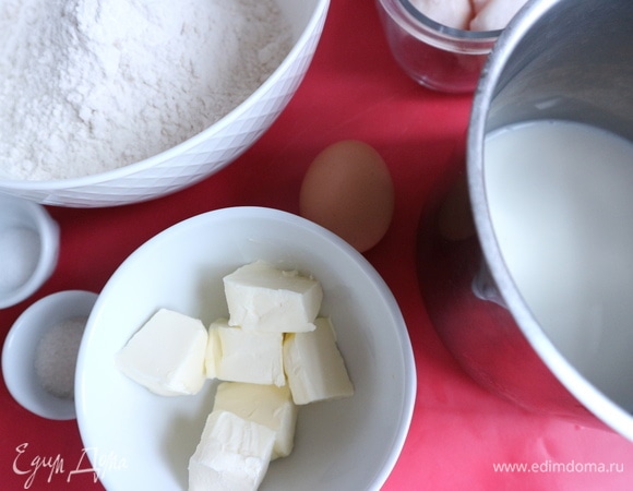 Рыбу (у меня здесь филе спинки трески) заранее разморозить. Лучше это делать в холодильнике, чтобы разморозка проходила постепенно. Заранее рыбу не солить, чтобы она не дала сок. Приготовить тесто. Смешать муку с солью. Сливочное масло нарезать на кусочки.