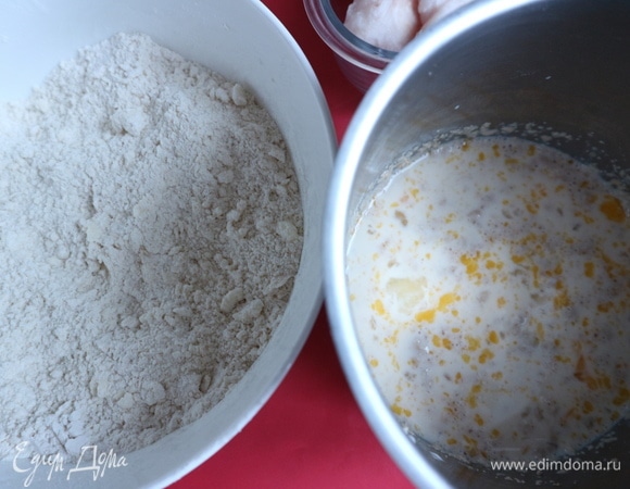 Смешать масло с мукой до крошки. Молоко подогреть до температуры тела. Добавить к молоку сахарный песок, дрожжи, перемешать, добавить яйцо (небольшое), перемешать.