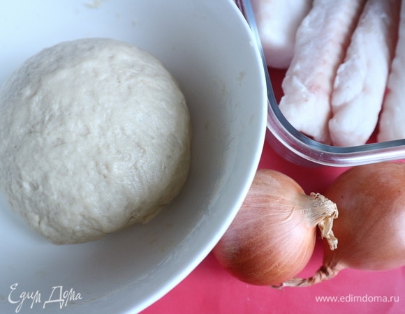 Минут через 5 смешать обе части (сухую и жидкую), вымесить тесто. Тесто должно быть эластичным, отставать от рук. Скатать шар. Накрыть полотенцем, оставить на 45 минут при комнатной температуре. Тесто должно увеличиться в объеме вдвое.