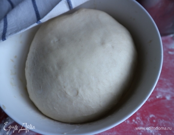 Обмять. Оформить шар. Оставить под полотенцем еще минут на 30.