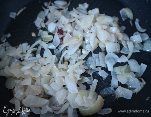 Почистить и нарезать репчатый лук. Обжарить на оливковом масле до прозрачности. Картофель почистить, оставить в воде до использования. Зеленый лук помыть, обсушить, нарезать.