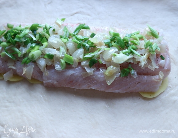 Сверху — жареный и зеленый лук.