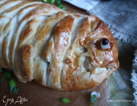 С помощью кисточки смазать желтком поверхность рыбника. Отправить в духовку, через 15 минут температуру снизить до 180°C. Общее время выпечки — 45 минут. Вам может потребоваться немного меньше или больше времени, надо контролировать процесс. Достать рыбник из духовки.