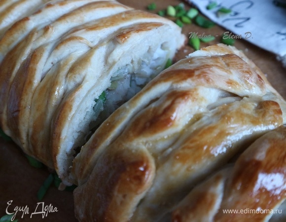 Сбрызнуть поверхность растопленным сливочным маслом. Дать постоять минут 10 (можно закрыть полотенцем). Подают рыбник горячим. Приятного аппетита!