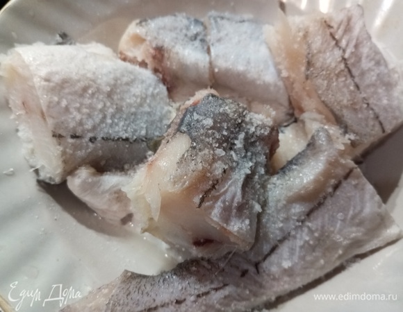 Рыбу почистить, нарезать порционно, посолить.