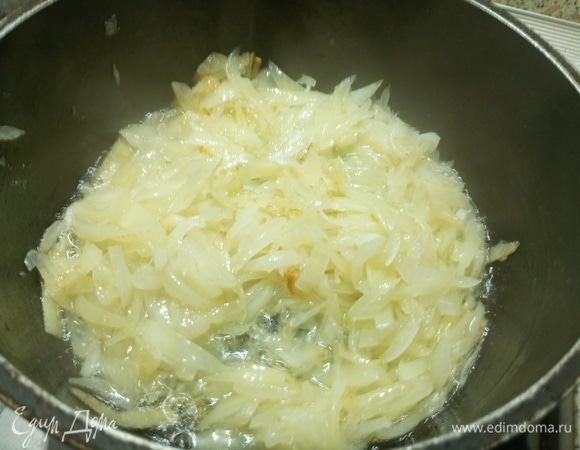 Лук обжарить на растительном масле до золотистого цвета.