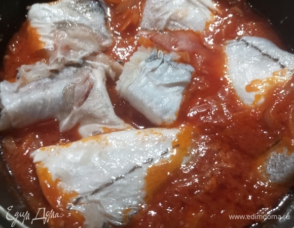 Выложить в заливку куски рыбы.