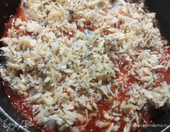 Посыпать натертым сыром, смешанным с базиликом. Накрыть крышкой или фольгой. Поставить в разогретую духовку. Запекать 20 минут при 200°C.