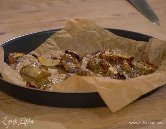 Запекать топинамбур в разогретой духовке 10–15 минут.