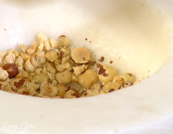 Фундук слегка измельчить в ступке.
