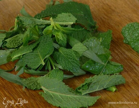 Листья мяты и тархуна мелко порубить.