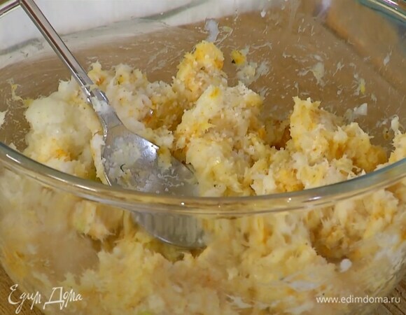 Рыбу и лук измельчить в мясорубке, добавить все пряности, соль, 2 ст. ложки панировочных сухарей, яйцо, 1 ст. ложку горчицы и все перемешать.