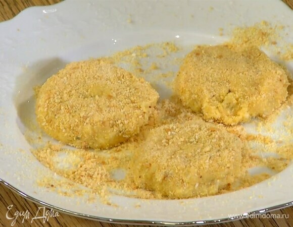 Из фарша сформировать небольшие котлеты и обвалять их со всех сторон в оставшихся сухарях.
