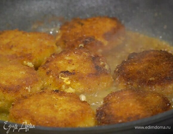 Разогреть в сковороде сливочное и растительное масло, выложить котлеты и жарить их под крышкой 3–5 минут с одной стороны.