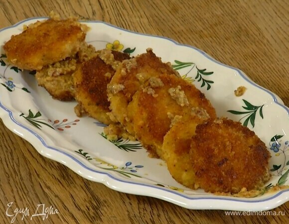 Обжаренные котлеты перевернуть, полить лимонным соком и оставшейся горчицей, накрыть крышкой и жарить до готовности.