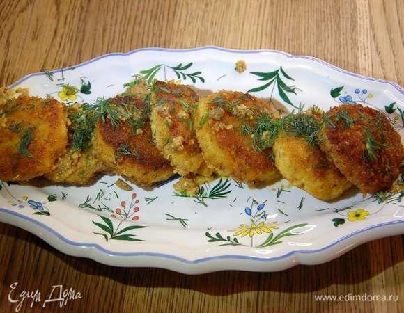Укроп мелко порубить и посыпать котлеты.